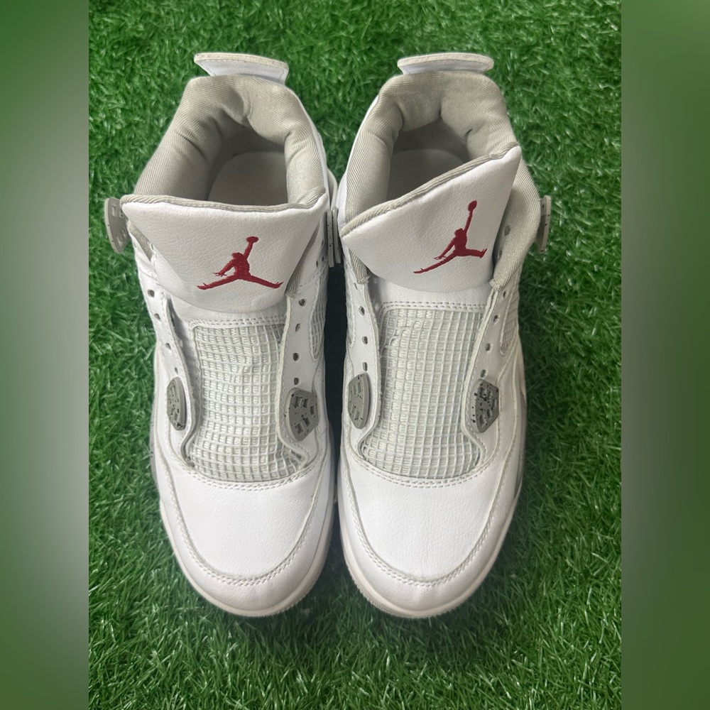 Jordan 4 Retro
White‎ Oreo (2021) Women’s